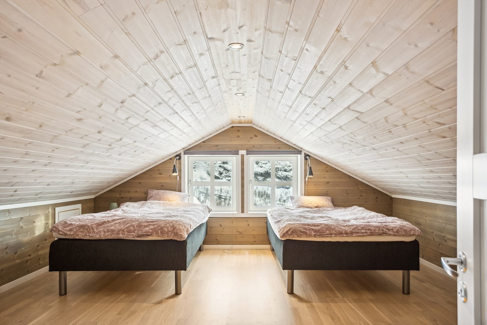 Stort praktisk loft m/store vinduer - Hems på 48 kvm gulvareal er ikke medregnet i opplyst Bra-i areal (kommer i tillegg) Galleribilde