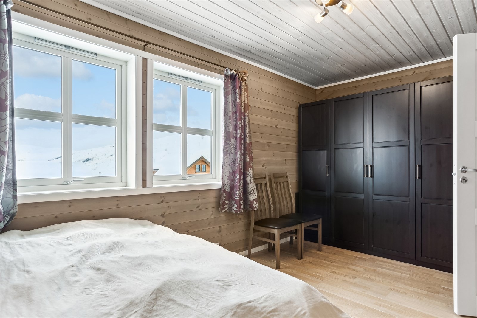 Stort soverom med stor garderobeløsning. Galleribilde