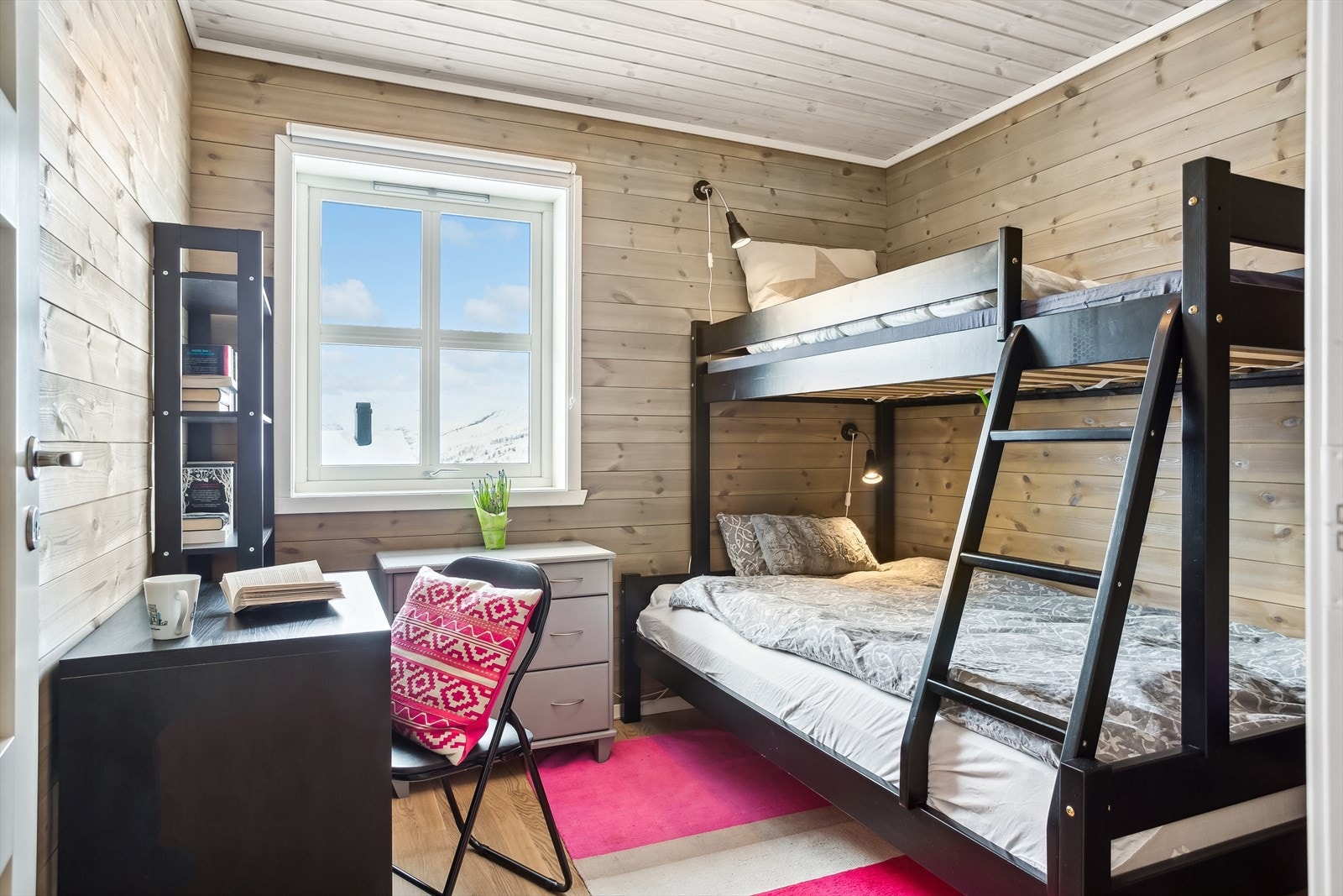 Det tredje soverommet er også innredet med køyeseng. Her er det også plass til garderobeløsning. Galleribilde