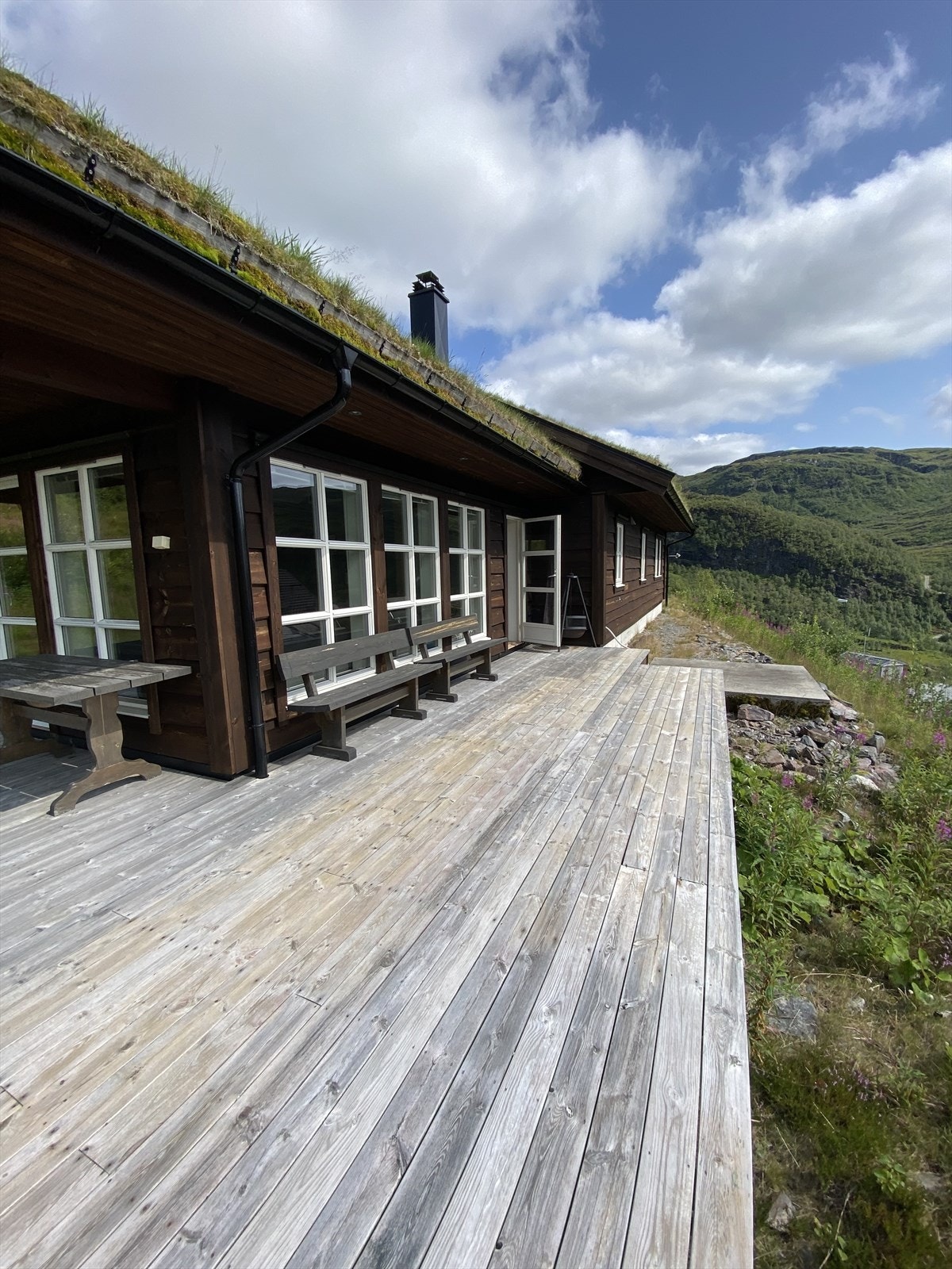 Fritidsboligen ligger i en blindvei med sydvestvendt og meget solrik beliggenhet. Galleribilde