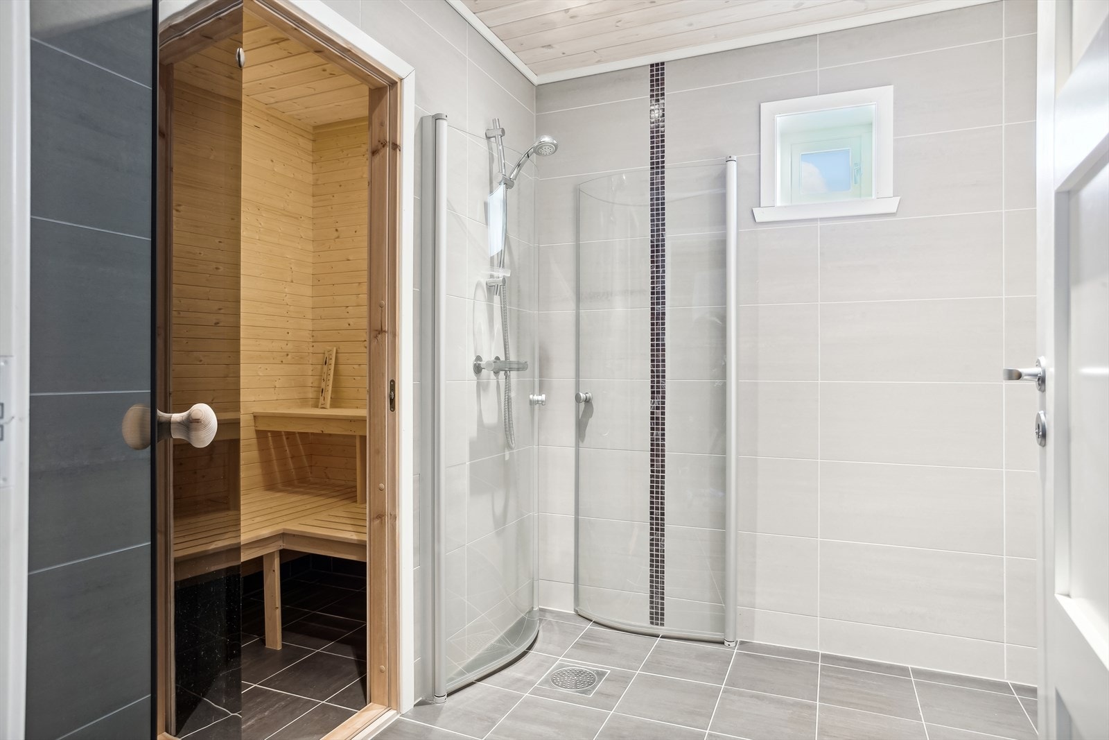 Nydelig baderom med badstue. Innredet med dusj med innfellbare glassdører. Galleribilde