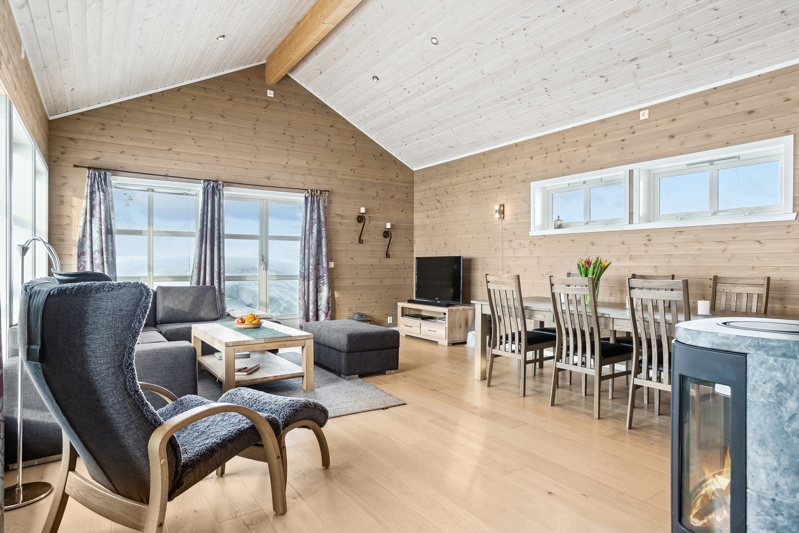 Dette er et ypperlig oppholdsrom for sosiale sammenkomster. Her vil du ha god plass til både en koselig sofa og spisegruppe for hyggelige måltider med familie og venner. Galleribilde