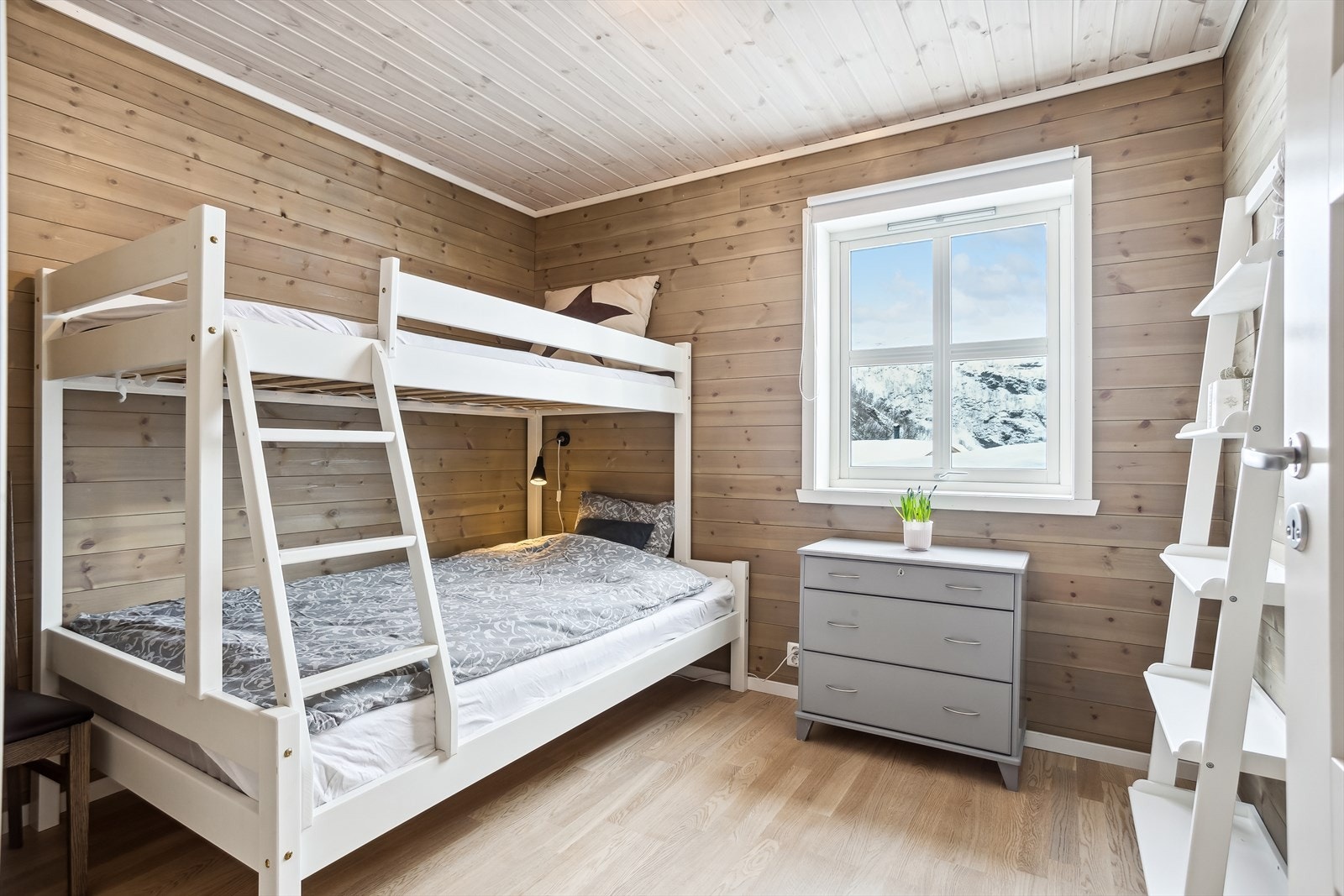 Soverom innredet med køyeseng. Plass til garderobeløsning. Galleribilde