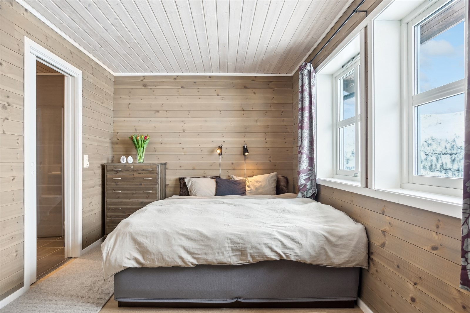 Hovedsoverom med inngang til eget baderom/wc. Galleribilde