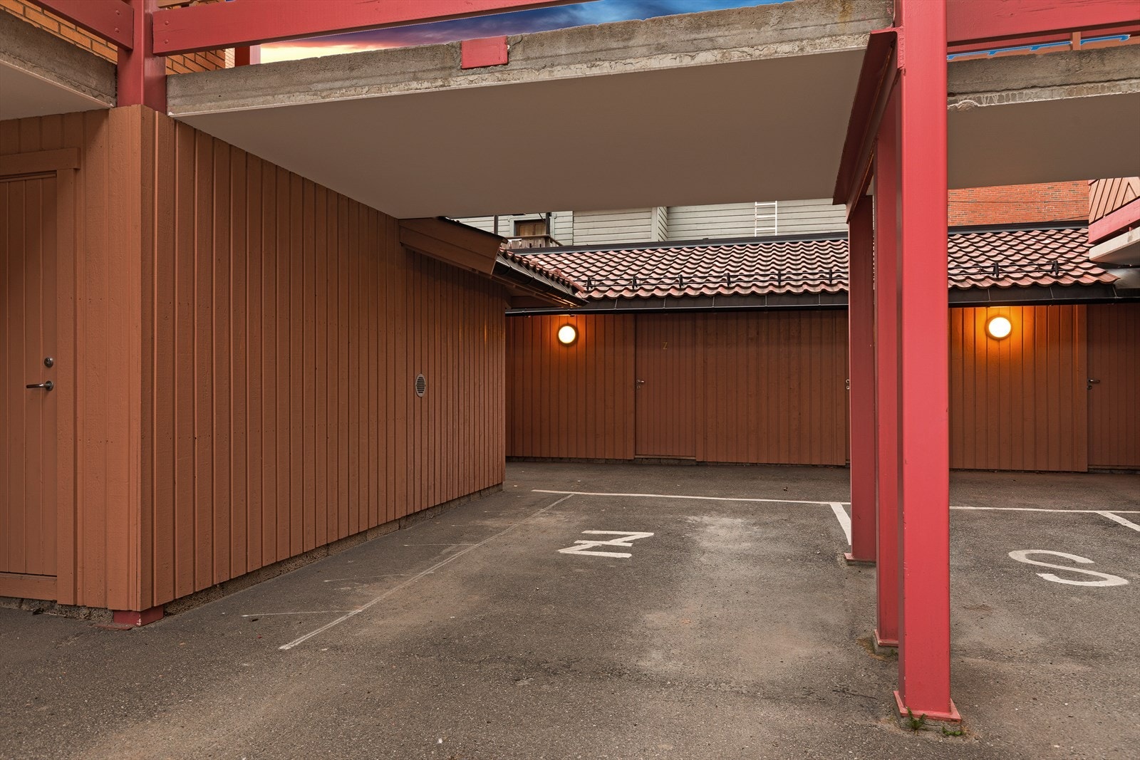 Det medfølger en fast biloppstillingsplass i carport-løsning, samt tilhørende sportsbod Galleribilde