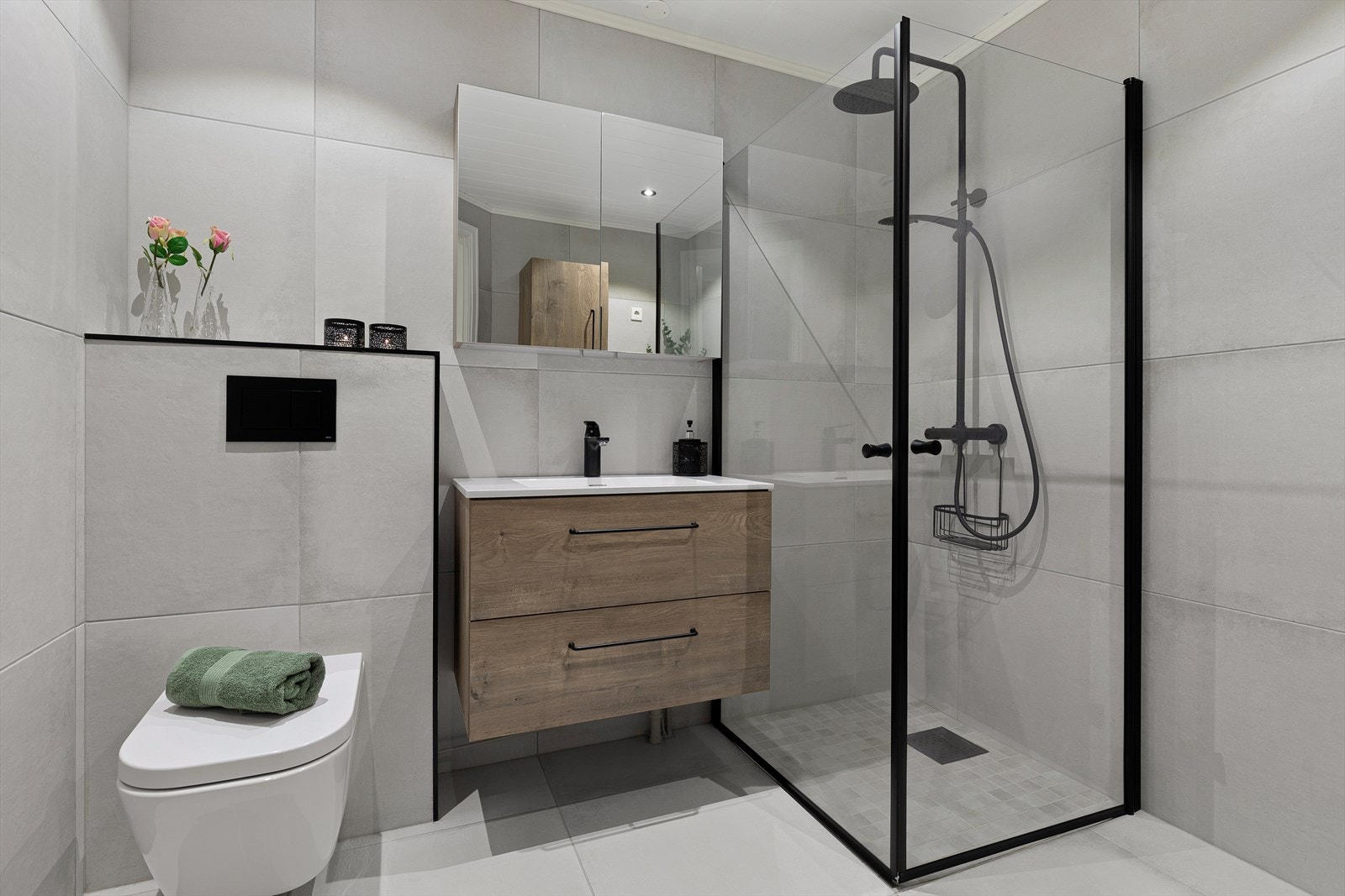 Badet har en moderne standard og delikate material- og fargevalg. Varmekabler i gulv og downlights i tak Galleribilde