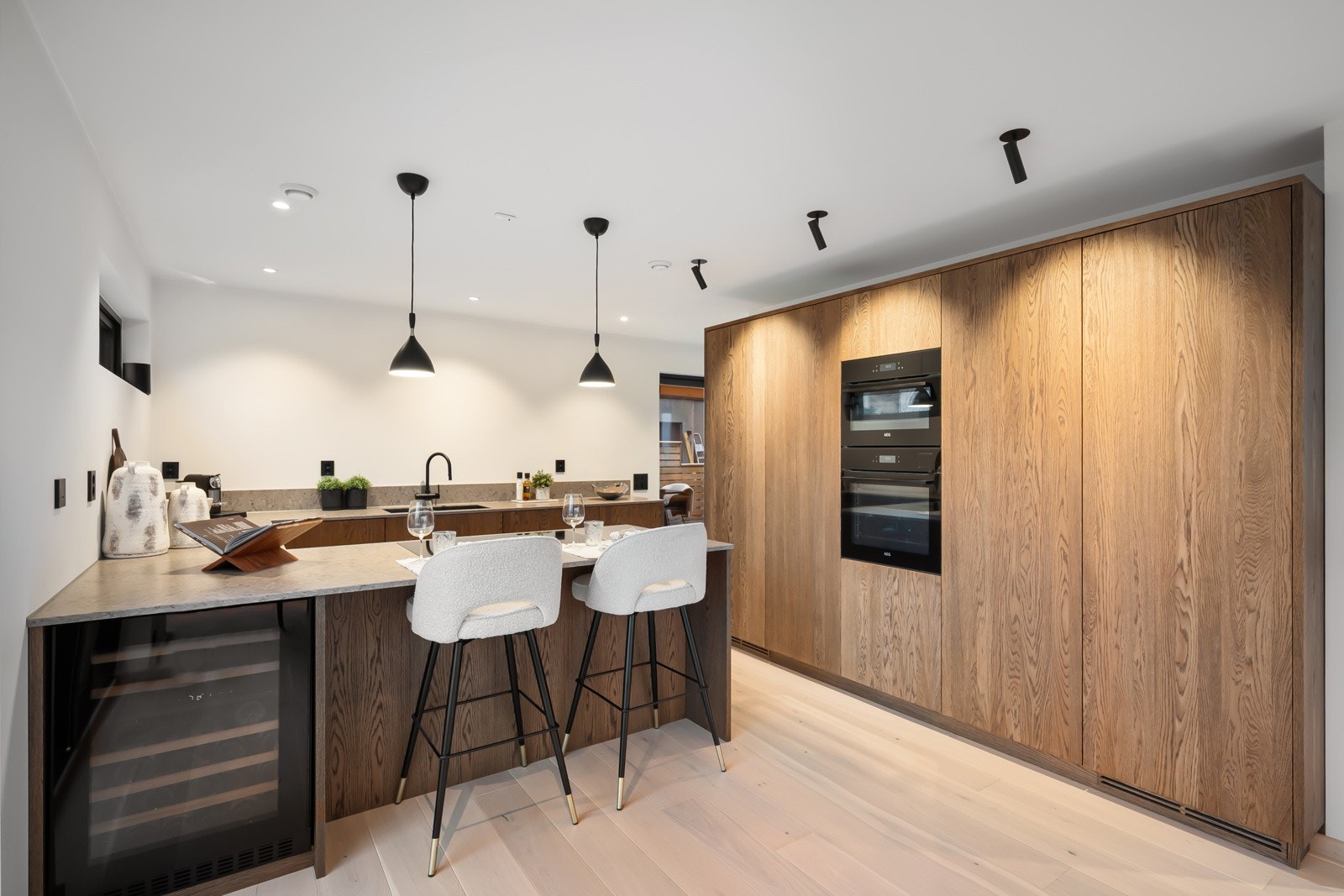 Kjøkkeninnredningen er fra Drømmekjøkkenet og er utstyrt med integrerte hvitevarer. Galleribilde