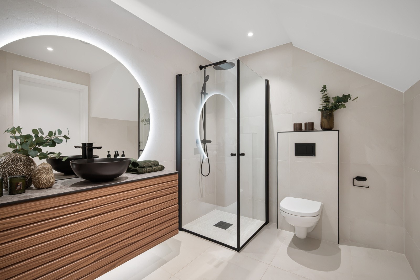 Delikat baderom fra 2024 utført i tilsvarende utførelse som hovedbadet. Galleribilde