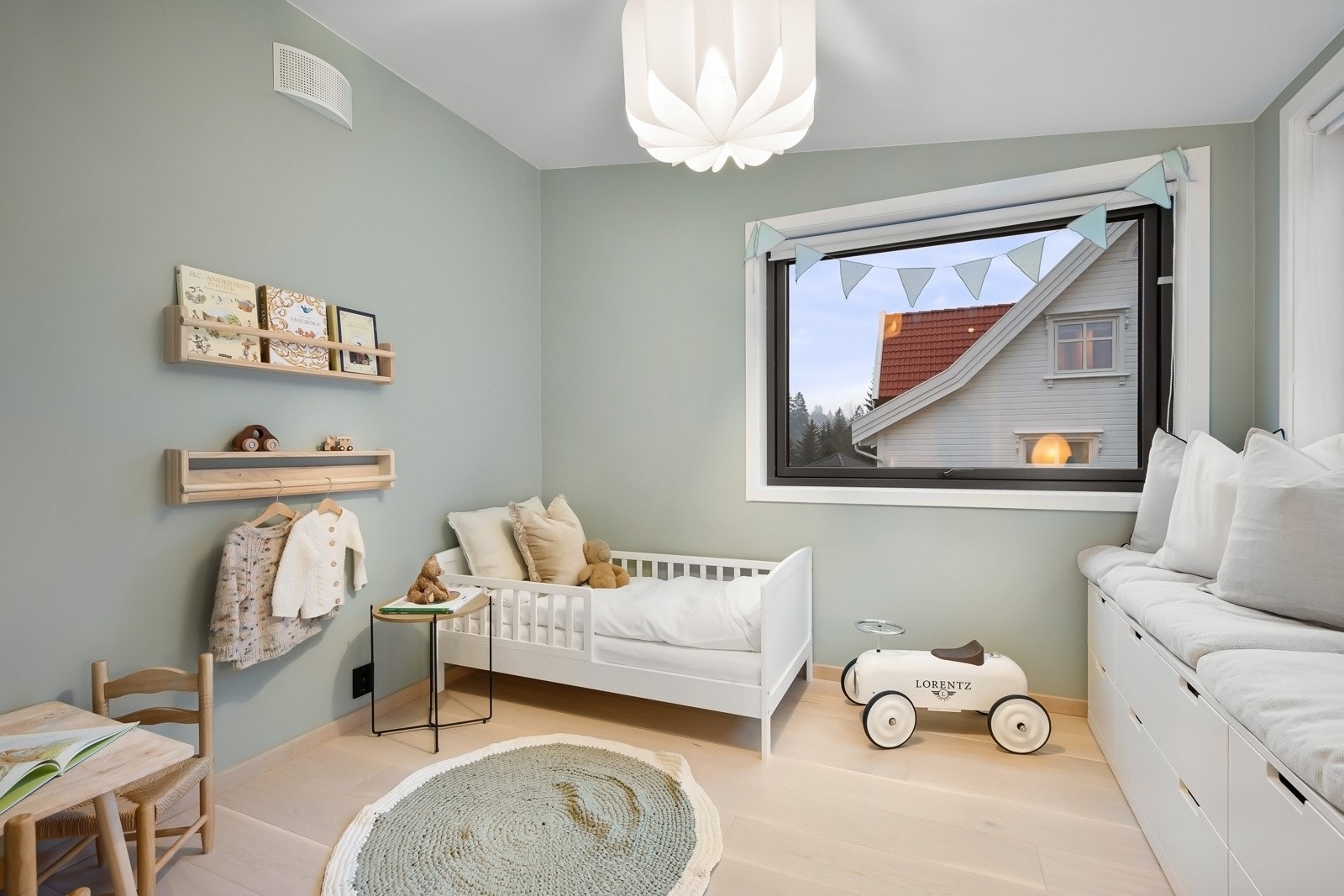 Vindusflater i to himmelretninger for godt med naturlig lysinnslipp. Galleribilde