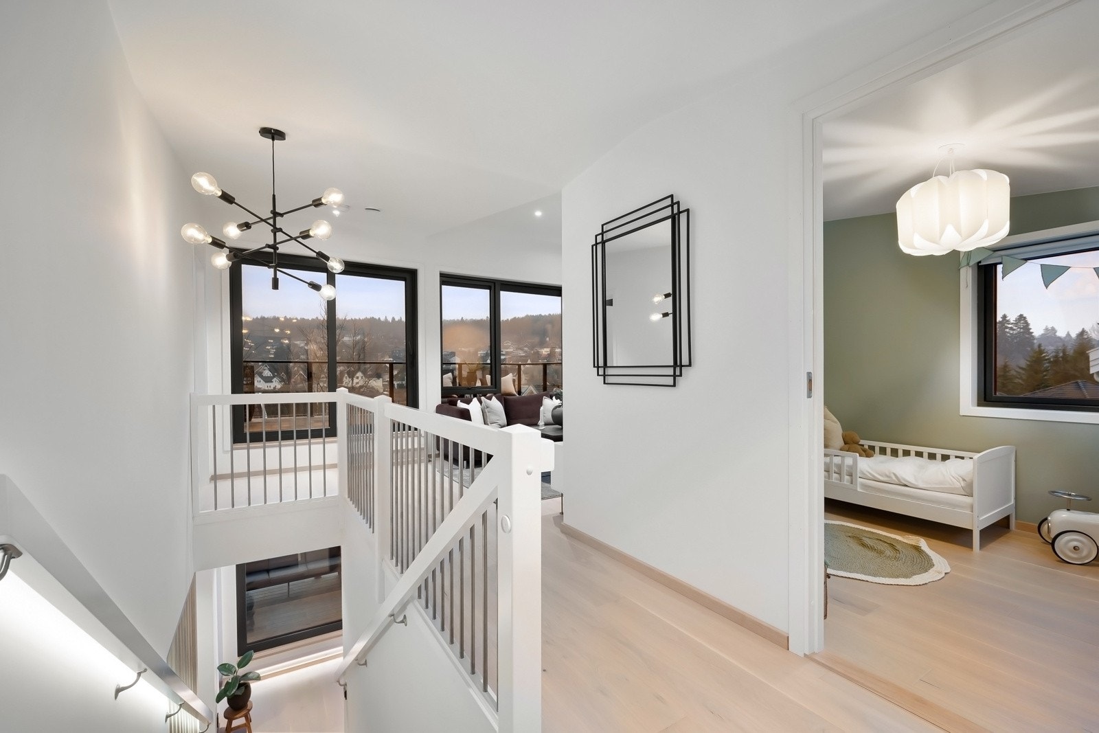 I andre etasje finner du hovedsoverommet i suiteløsning, soverom nummer to, TV-stue og utgang til en vestvendt terrasse på ca. 18 m². Galleribilde