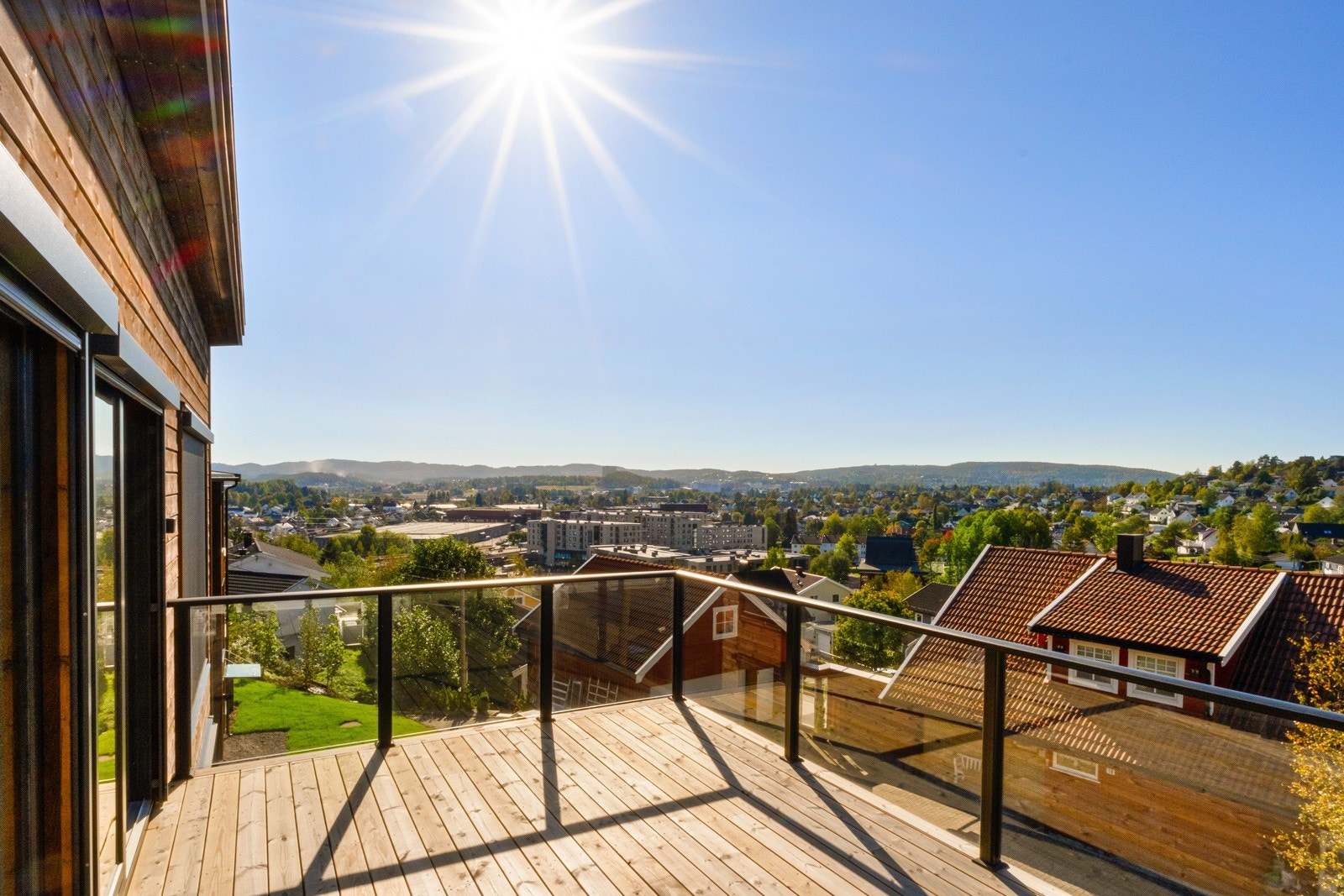 Eiendommen har Fjellhamars kanskje beste beliggenhet, kun 5 minutters gange fra tog m.m. Galleribilde