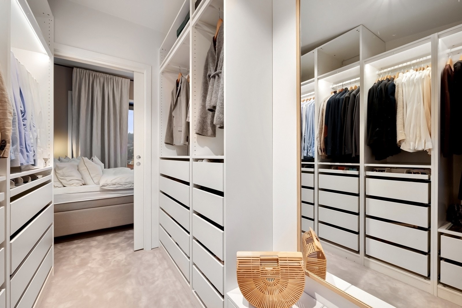 Rikelig med lagringsplass i et praktisk Walk-in Closet. Galleribilde