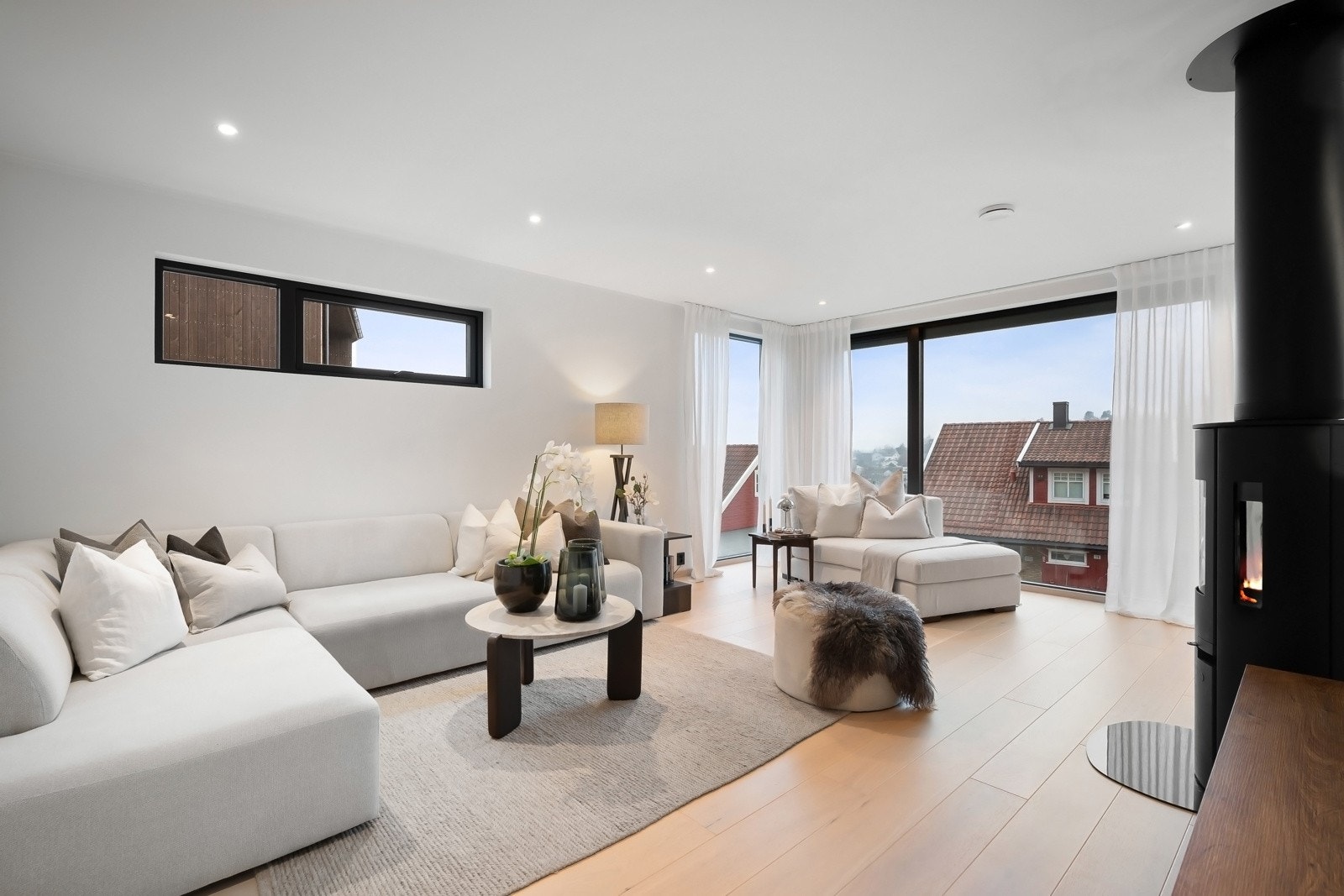 Generøs stue med store panoramavinduer for nydlig utsikt og rikelig med naturlig lysinnslipp. Galleribilde