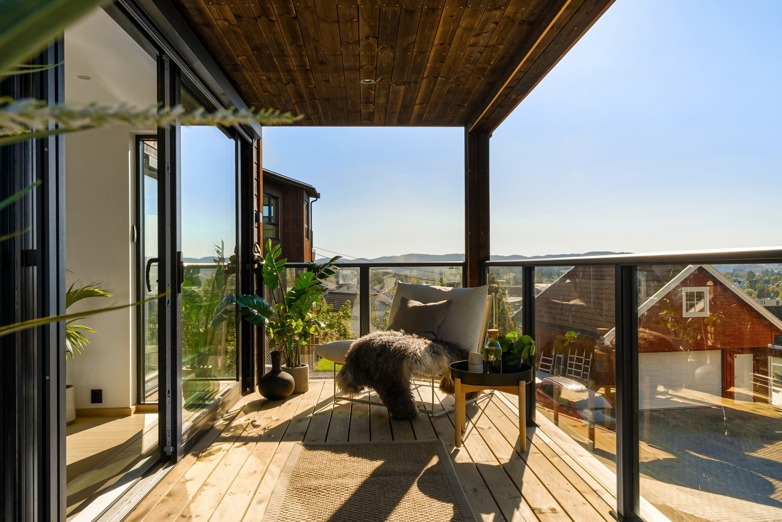 Sol fra ca. kl. 13:00 og helt til solnedgang midtsommers - En naturlig forlengelse av stuen på de varmere sommermånedene. Galleribilde