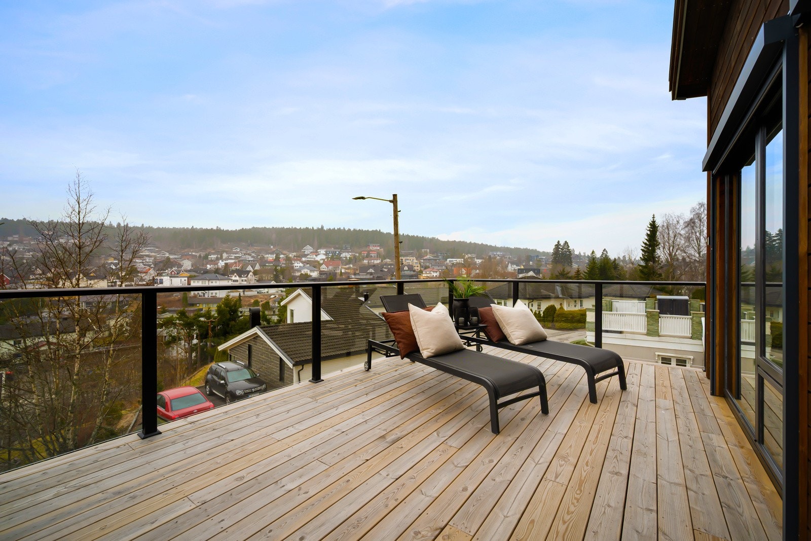 Vidstrakt utsikt og god plass til stort utemøblement i flere soner. Galleribilde