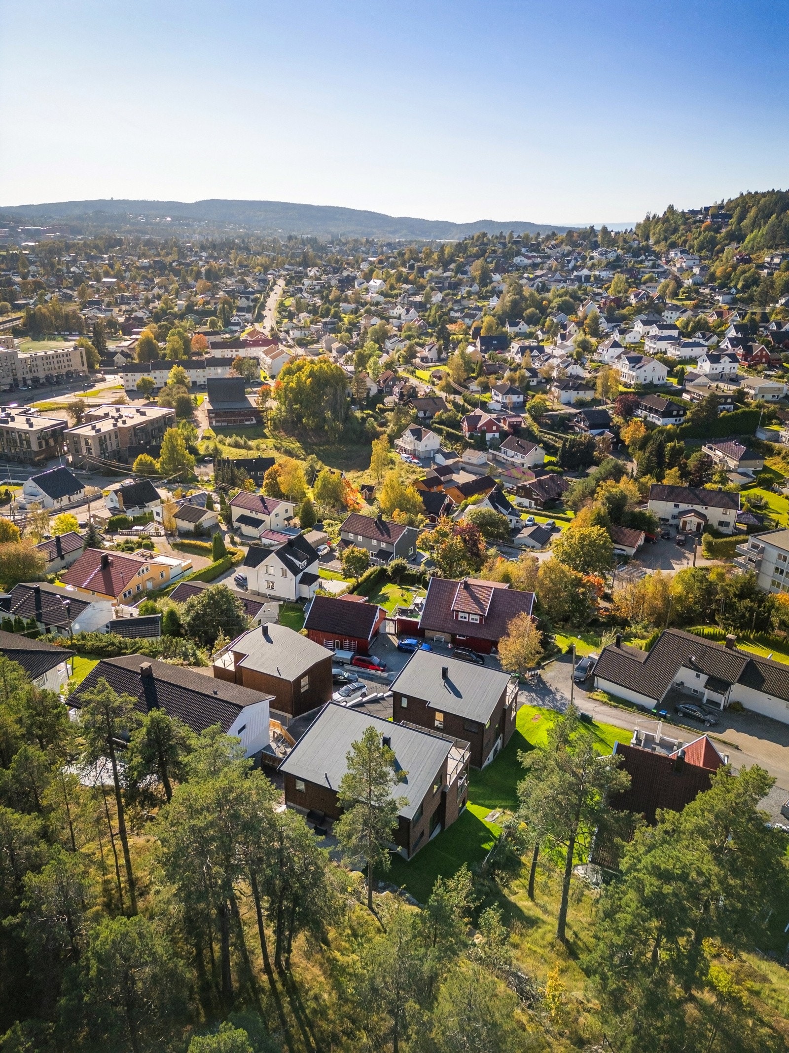 Boligen ligger innerst i skjermet blindvei og det går gangvei ned til Fjellhamar "sentrum". Galleribilde