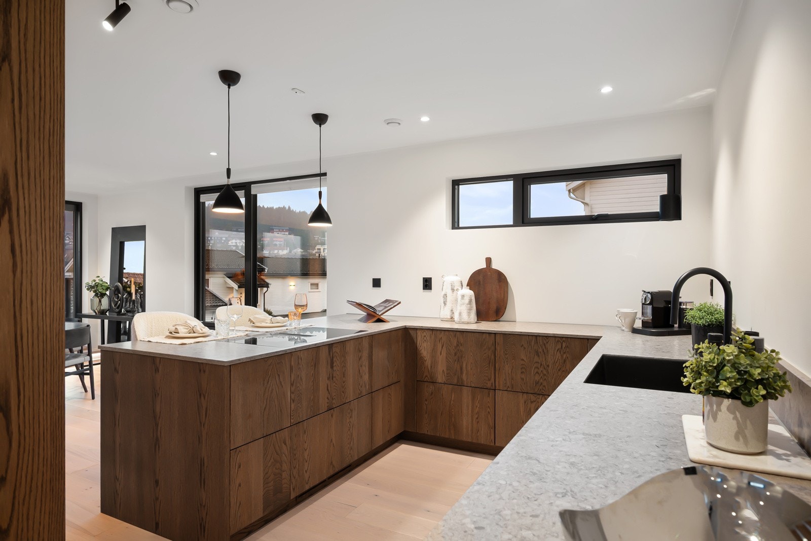 Rikelig med lagringsplass i romslige skap- og skuffeseksjoener og benkeplater med backsplash i kompositt. Galleribilde