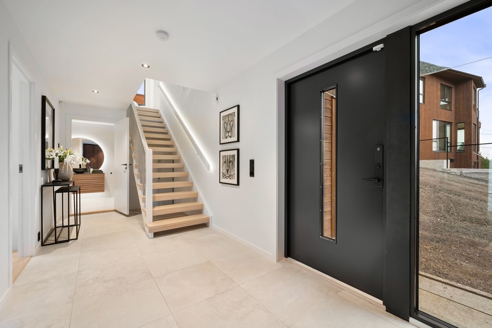 Innbydende entré/hall med stort glassfelt og plassbygget skyvedørsgarderobe. Galleribilde