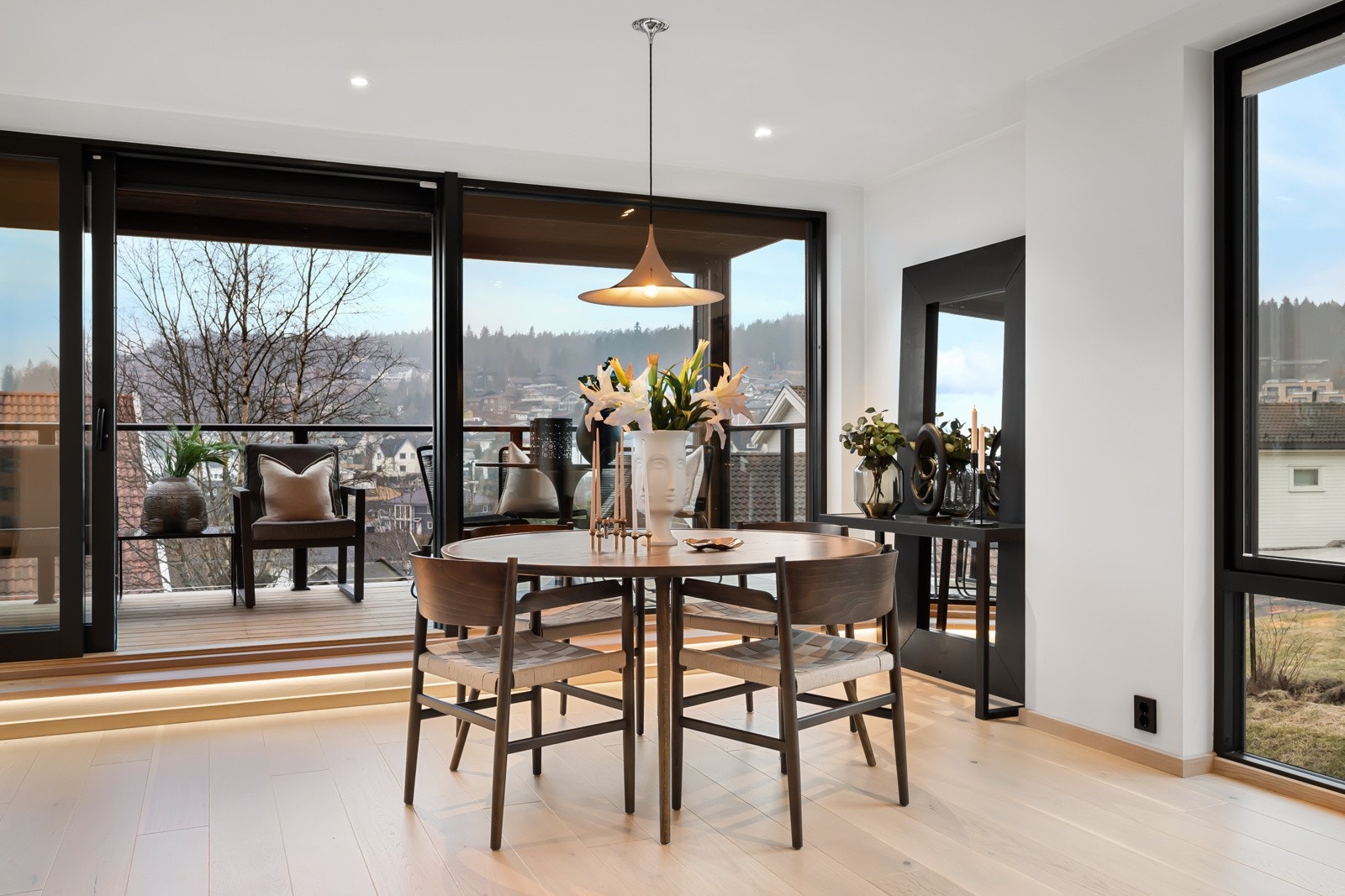 Fra spisekjøkkenet er det utgang til en vestvendt terrasse på ca. 10 m² med glimrende solforhold og vidstrakt utsikt. Galleribilde