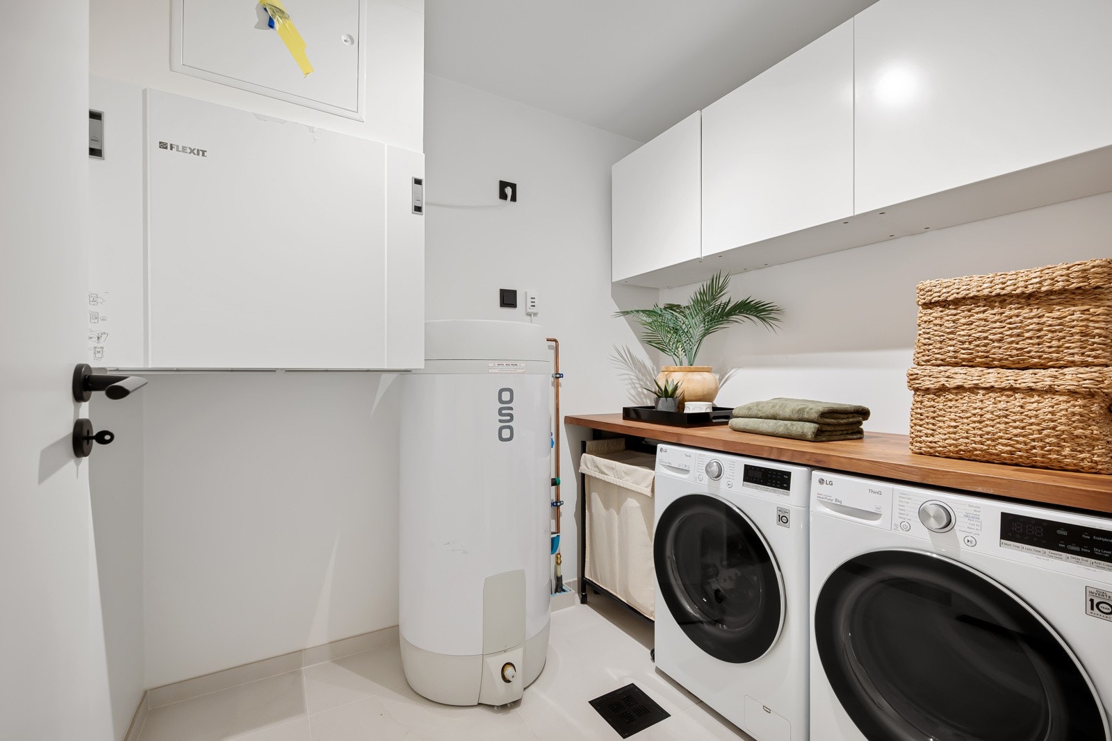 Praktisk vaskerom beliggende i underetasjen - Godt med lagringsplass og opplegg for vaskemaskin og tørketrommel. Galleribilde