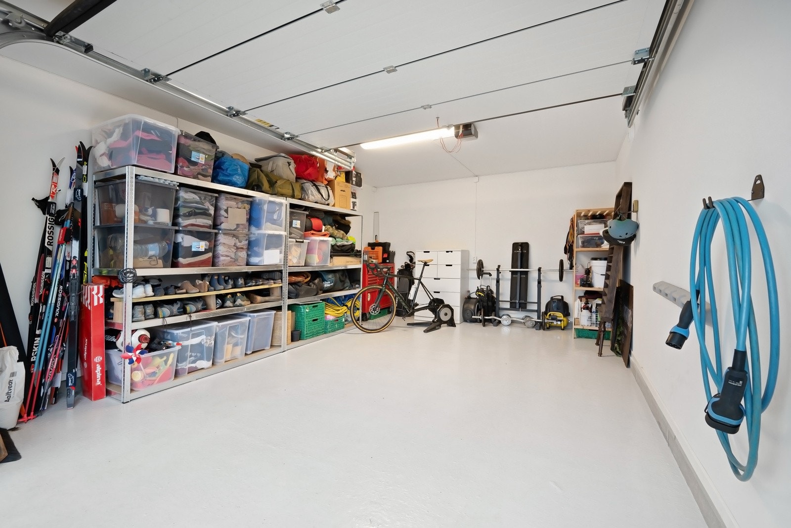 Garasje på ca. 23 m² med elbillader. Gulv med Epoxy dekke. Galleribilde