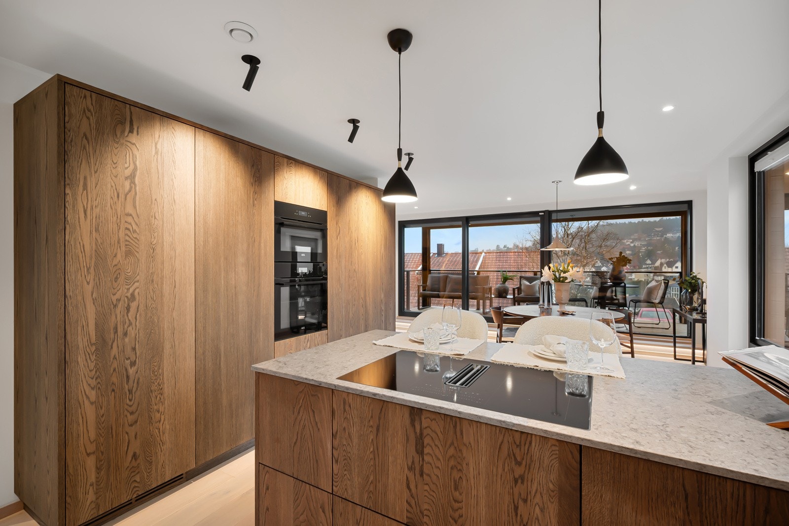 Integrerte hvitevarer som induksjonstopp, stekeovn, mikrobølgeovn, kjøleskap, fryseskap, vinskap og oppvaskmaskin. Galleribilde