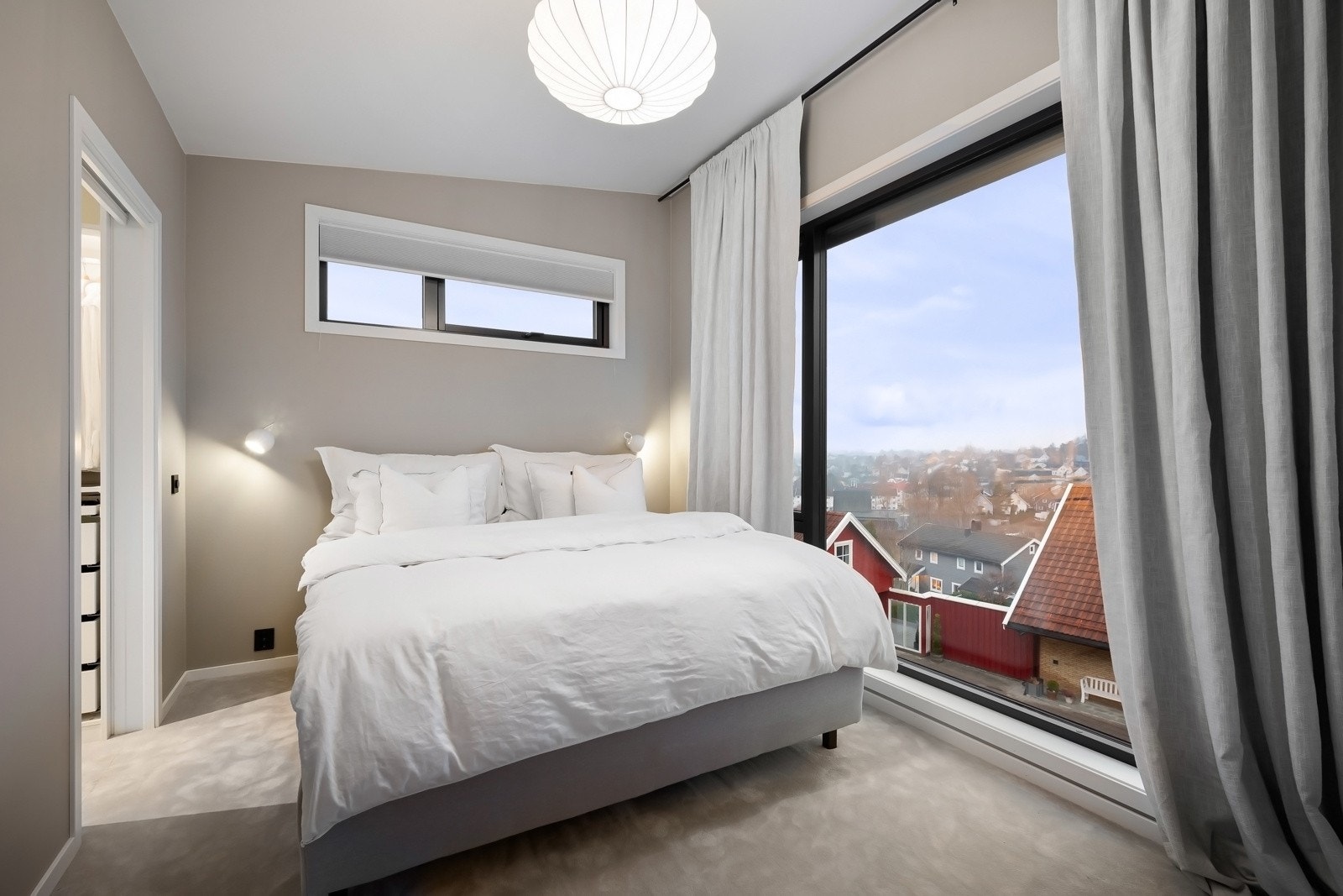 Hovedsoverommet ligger i suiteløsning og har fin plass til stor dobbeltseng med tilhørende møblement. Galleribilde