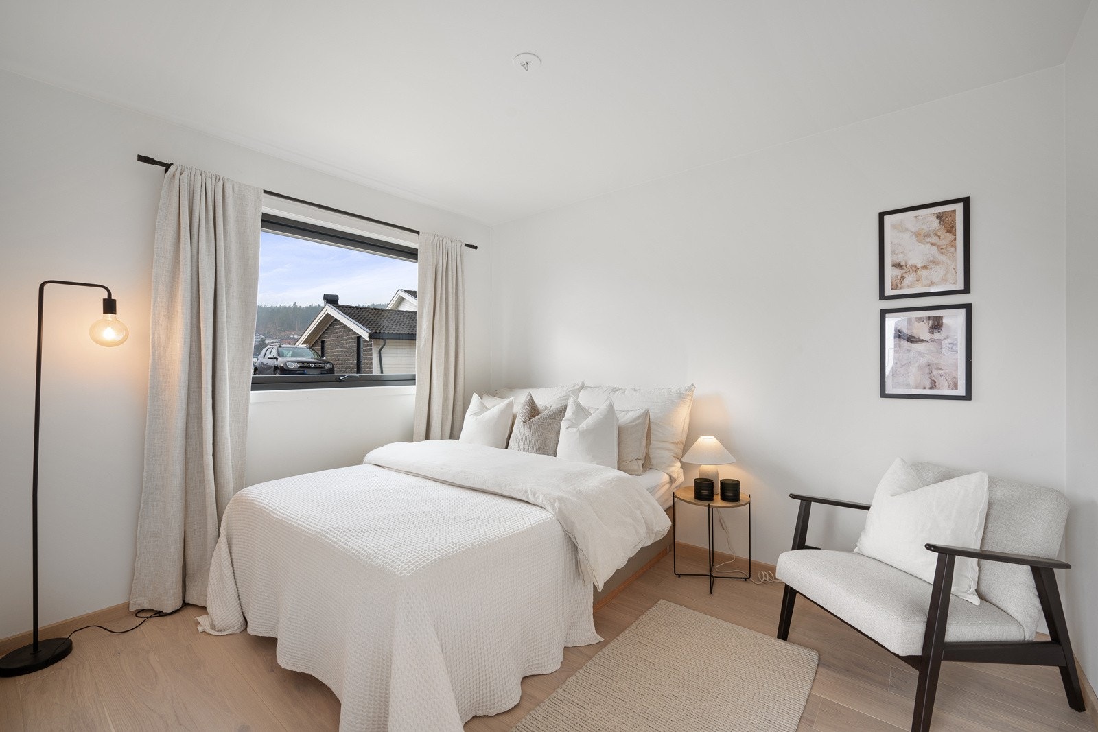 Soverom nummer tre ligger i underetasjen og er i likhet med øvrige soverom også av god størrelse. Galleribilde