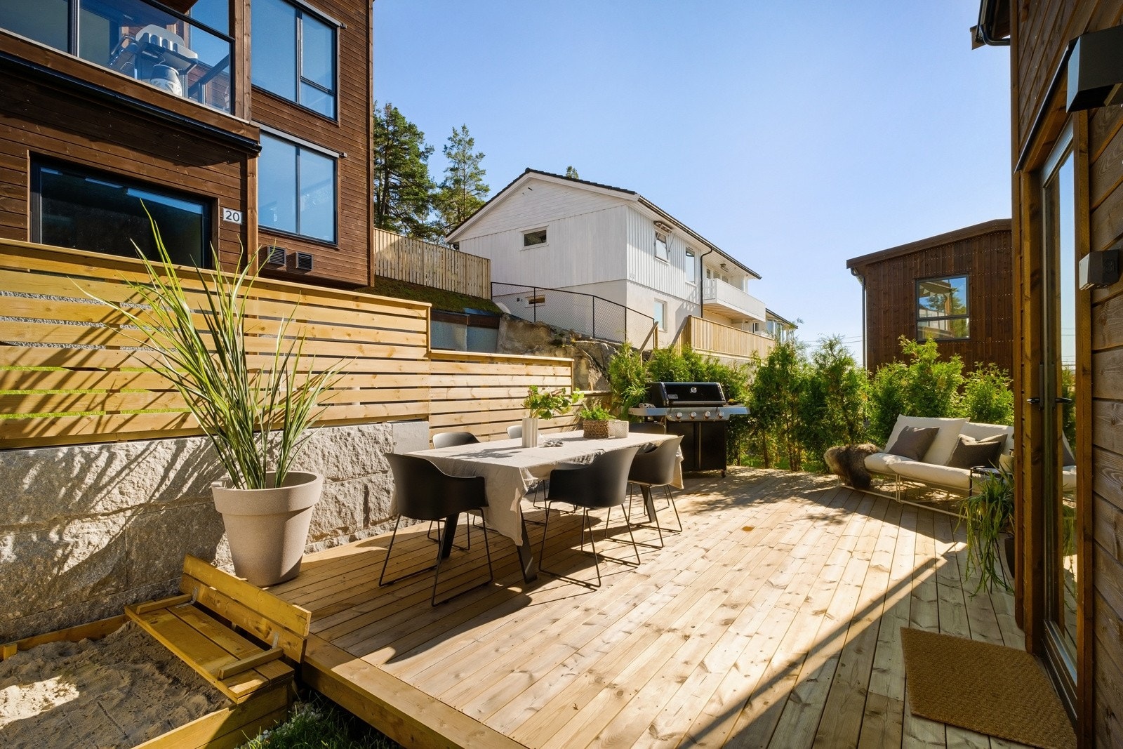 God plass til generøst utemøblement i flere soner. Galleribilde