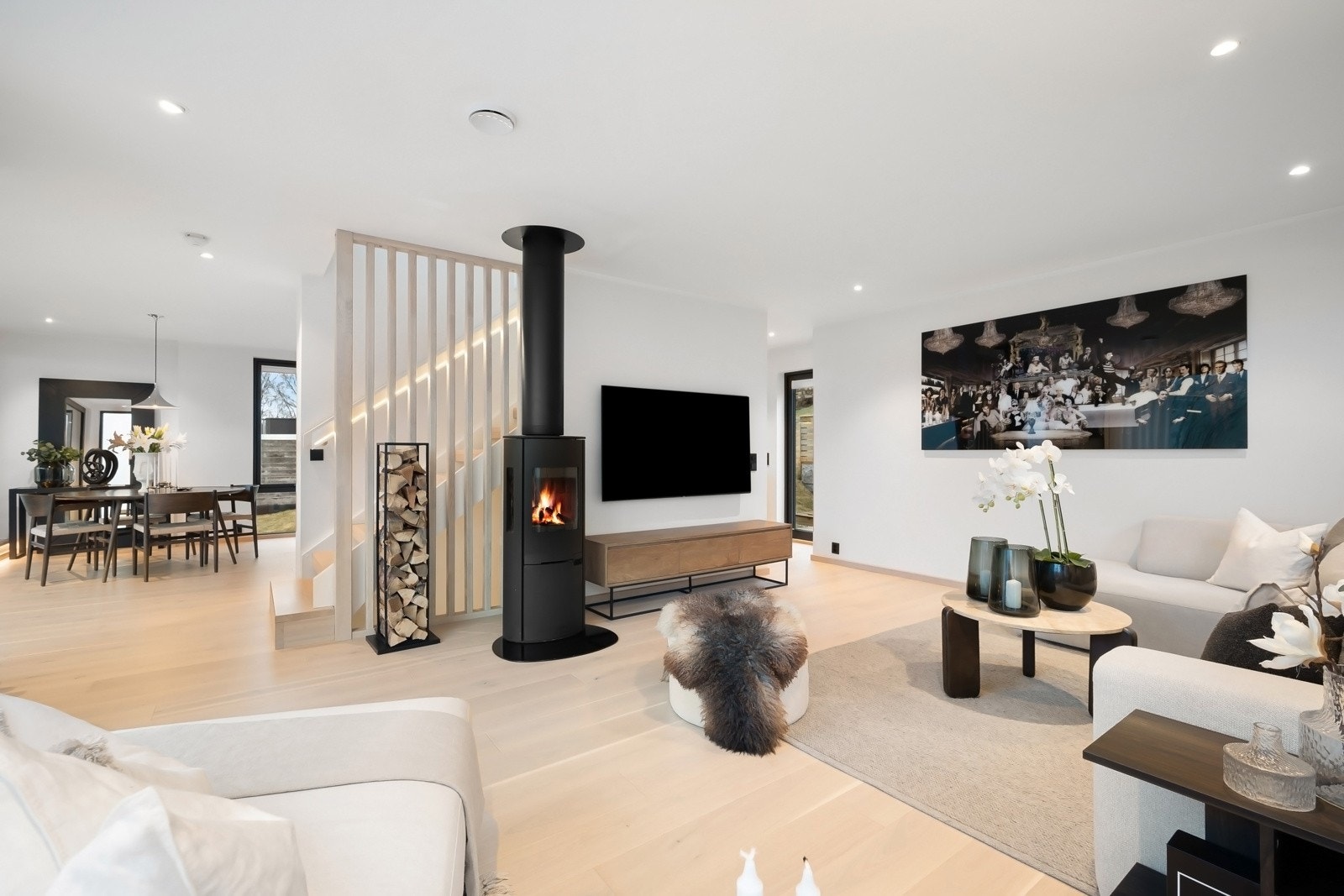 Stuen og spisekjøkkenet ligger i delvis åpen løsning og utgjør et nydelig allrom. Galleribilde