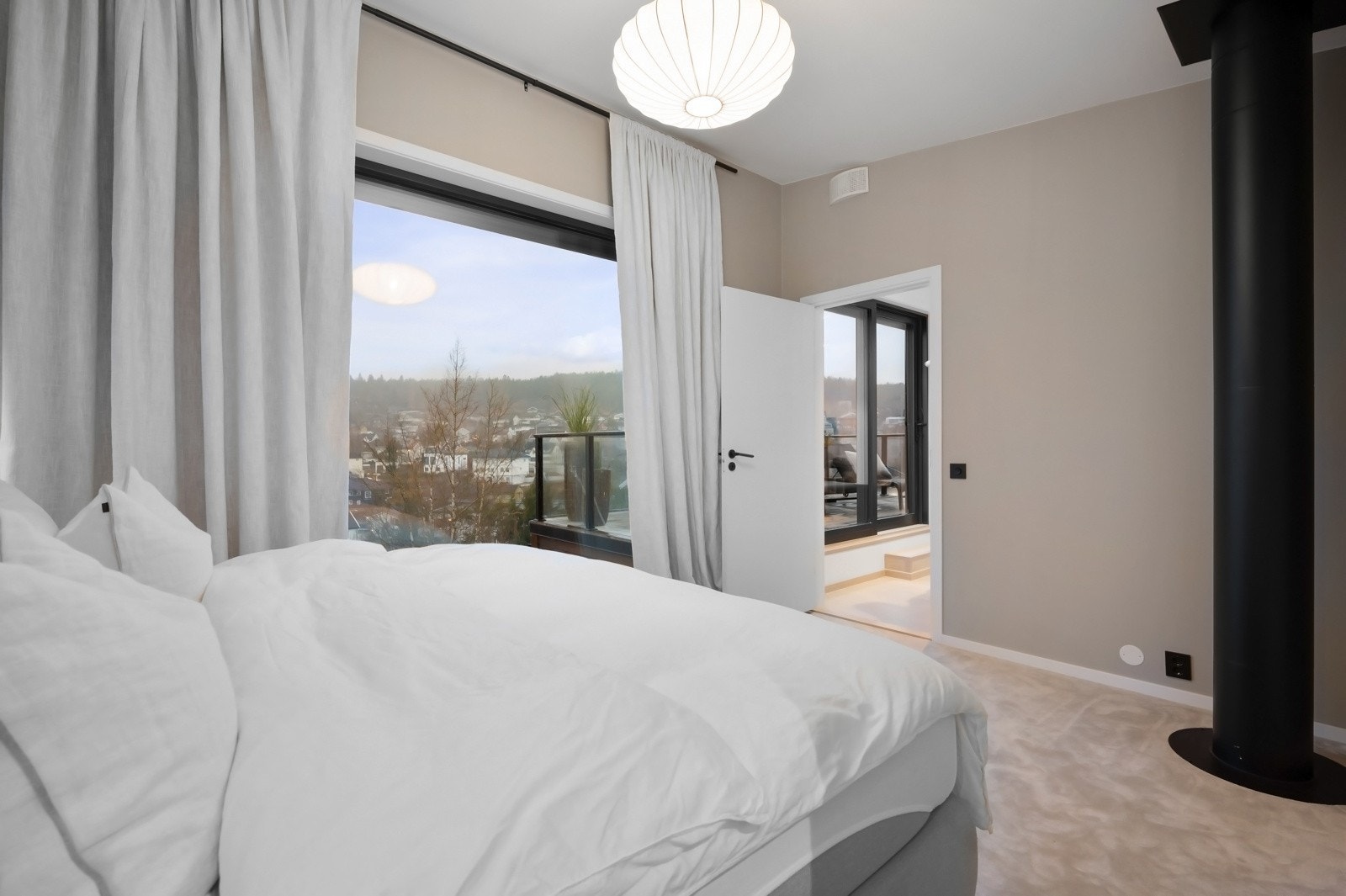 Nydelig utsikt fra soverommet og balansert ventilasjon sørger for et sunt inneklima. Galleribilde