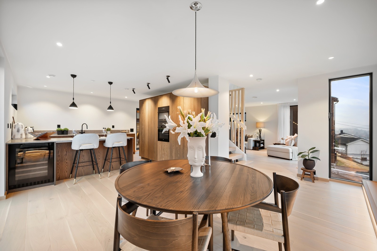 Rålekkert spisekjøkken med god plass til stort spisebord og vindusflater i tre himmelretninger. Galleribilde