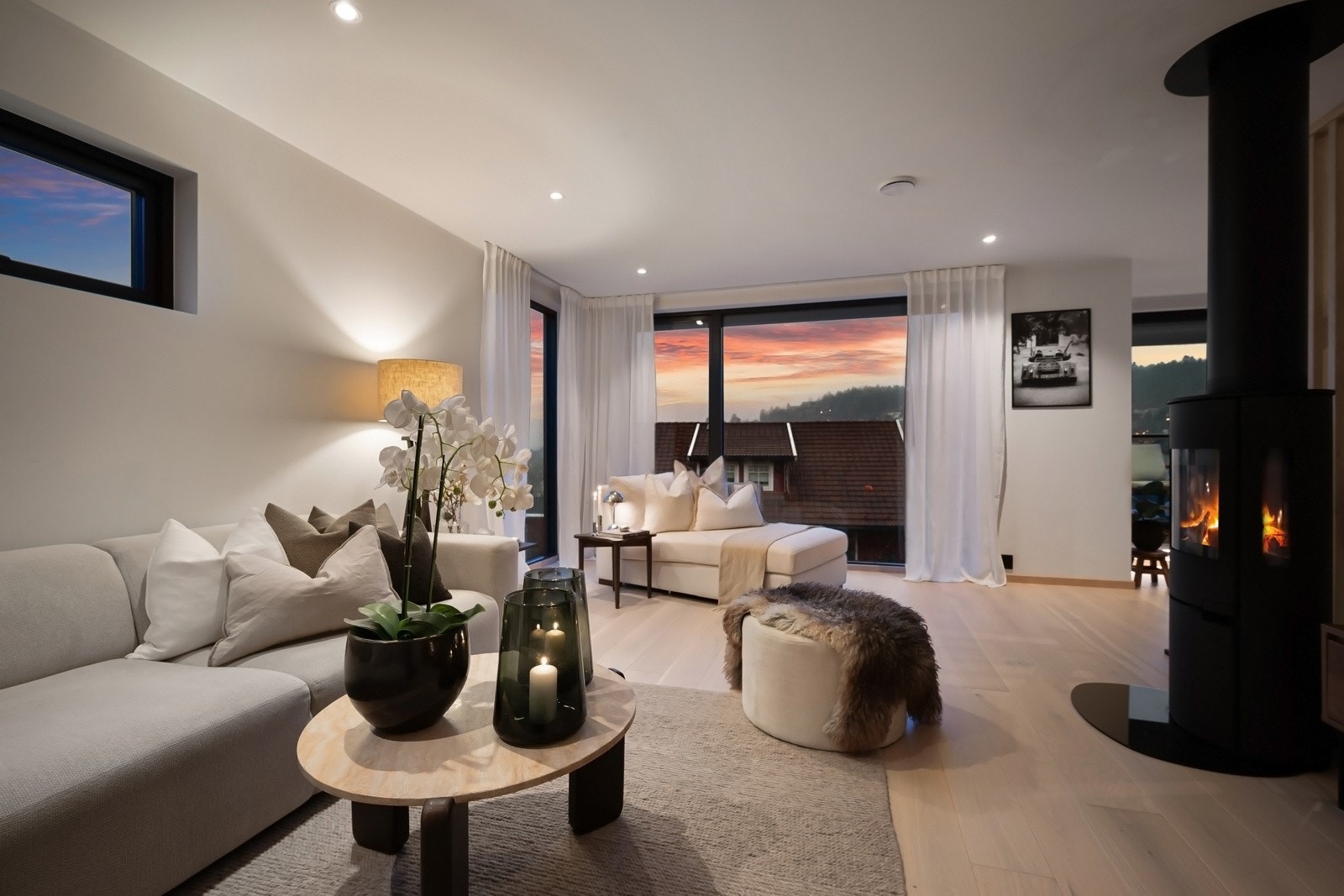 Moderne peisovn i stuen. Galleribilde