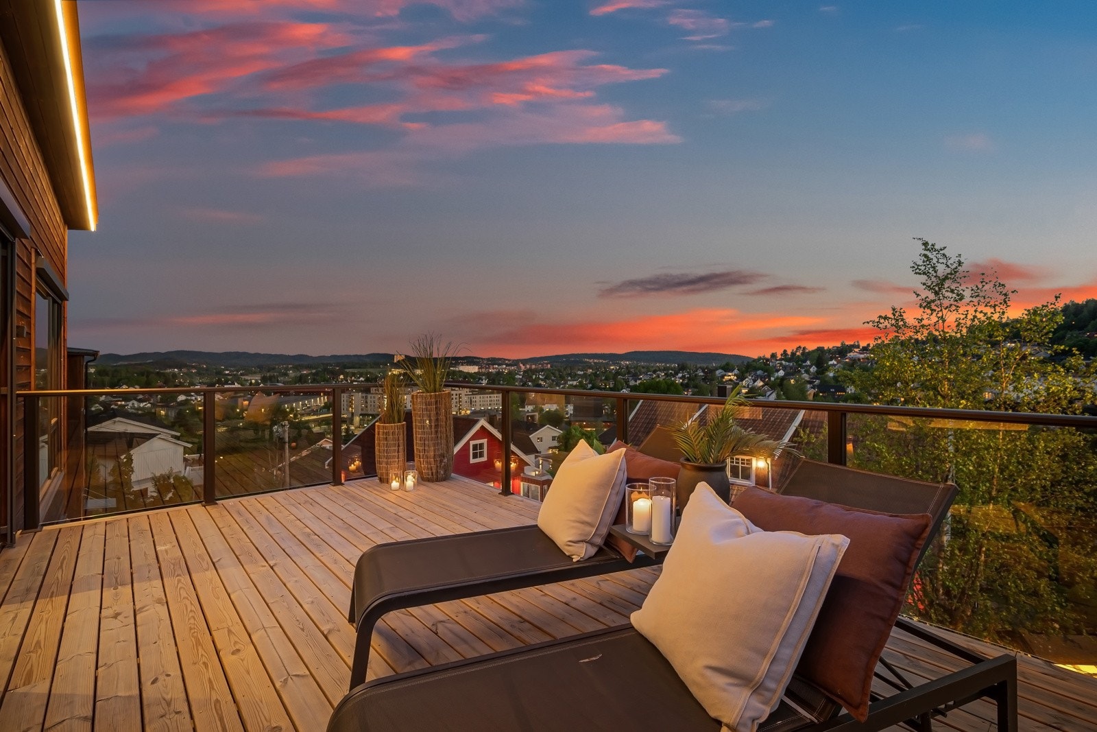 Vestvendt terrasse på ca. 18 m² med glimrende solforhold og vidstrakt utsikt. Galleribilde