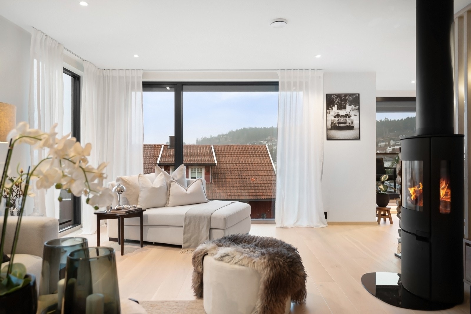 Det er smarthus, for styring av gulvvarme, belysning og utvendige screens. Galleribilde