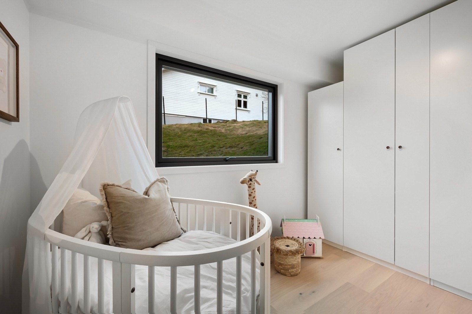 Soverom nummer fire ligger vegg-i-vegg med soverom nummer tre og passer utmerket som et barnerom/gjesterom/kontor. Galleribilde