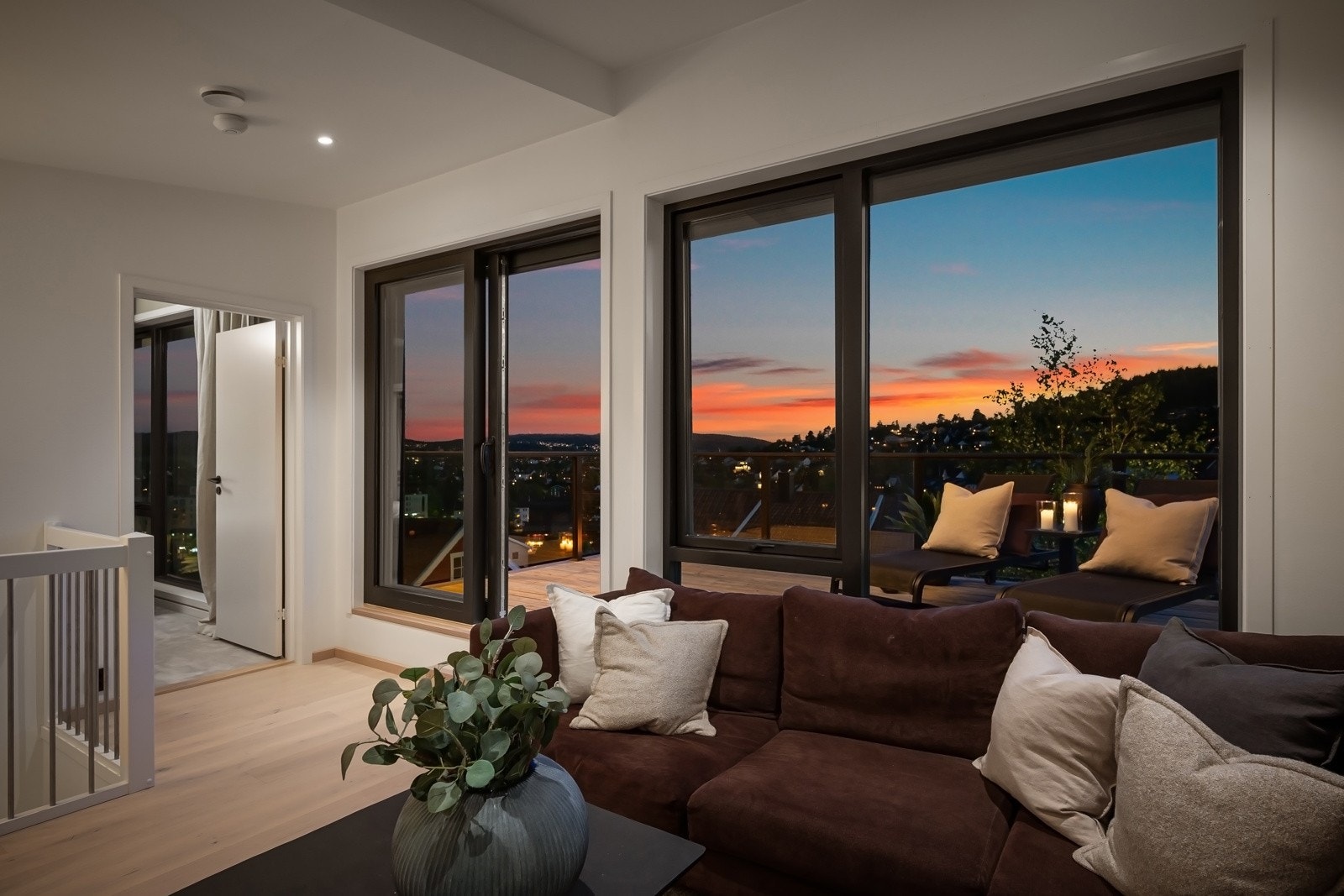 Det er takhøyde på 2,97 m i TV-stuen. Rommet kan ved enkle grep omgjøres til et femte soverom ved behov. Galleribilde