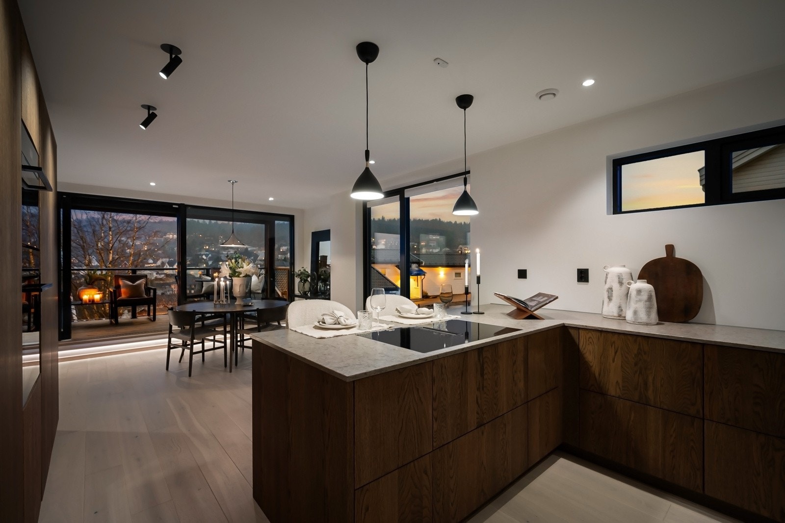 Nydelig spisekjøkken fra Drømmekjøkkenet med integrerte hvitevarer og nydelig utsikt. Galleribilde