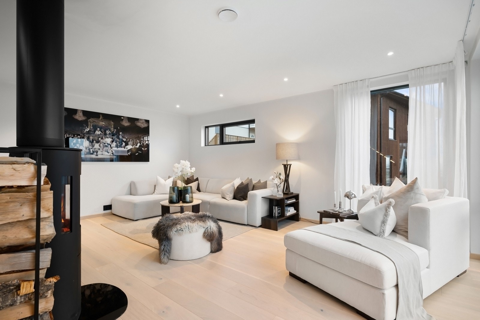 God plass til stor salong med tilhørende møblement - Vindusflater i to himmelretninger. Galleribilde