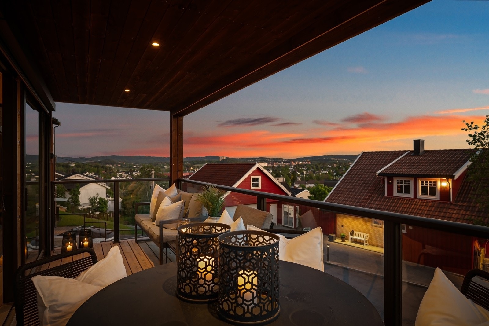 Den vestvendte terrassen på ca. 10 m² blir en naturlig forlengelse av stuen og spisekjøkkenet på de varmere månedene. Galleribilde