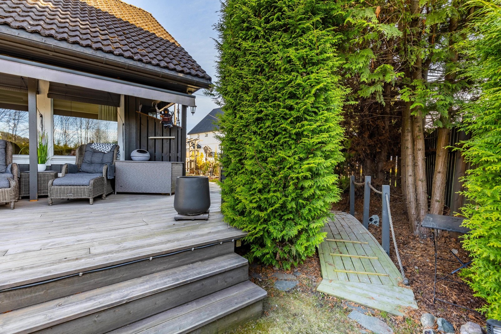 Hagen er pent opparbeidet med diverse beplantning. Galleribilde