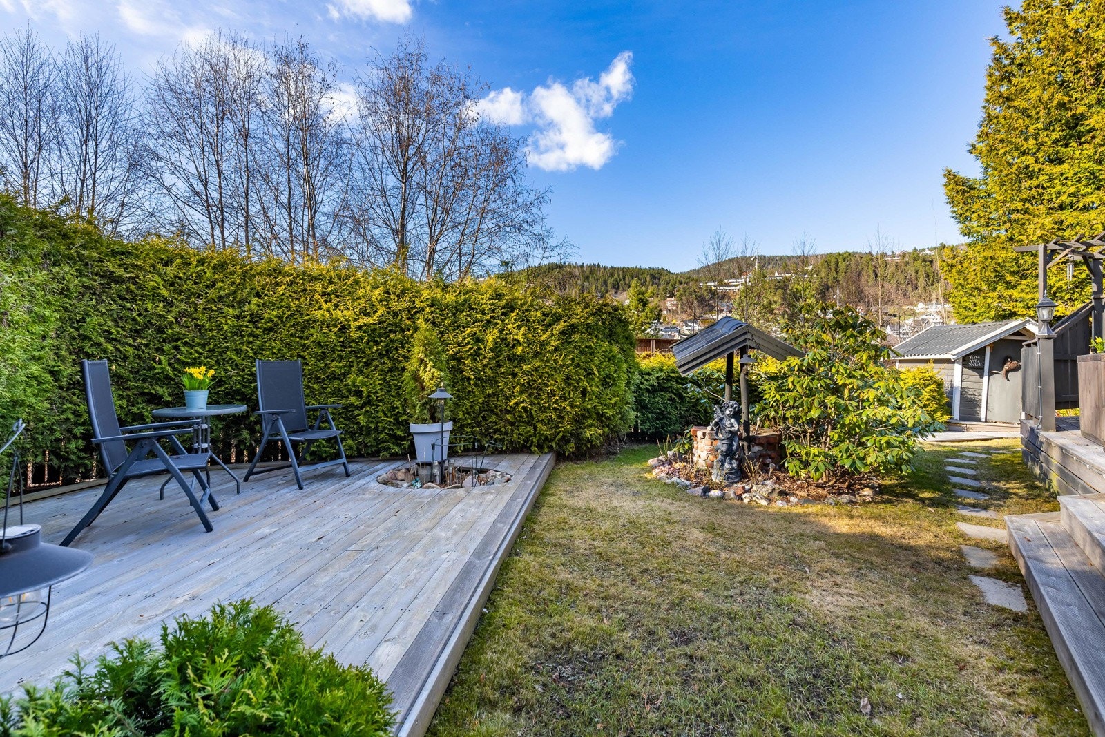Tomten er flat, usjenert og meget pent opparbeidet med plen, prydbusker og vintergrønt, samt asfaltert gårdsplass, hellelagte stier og flotte bed. I hagen er det boltreplass, lekestue og flere lune uteplasser. Galleribilde