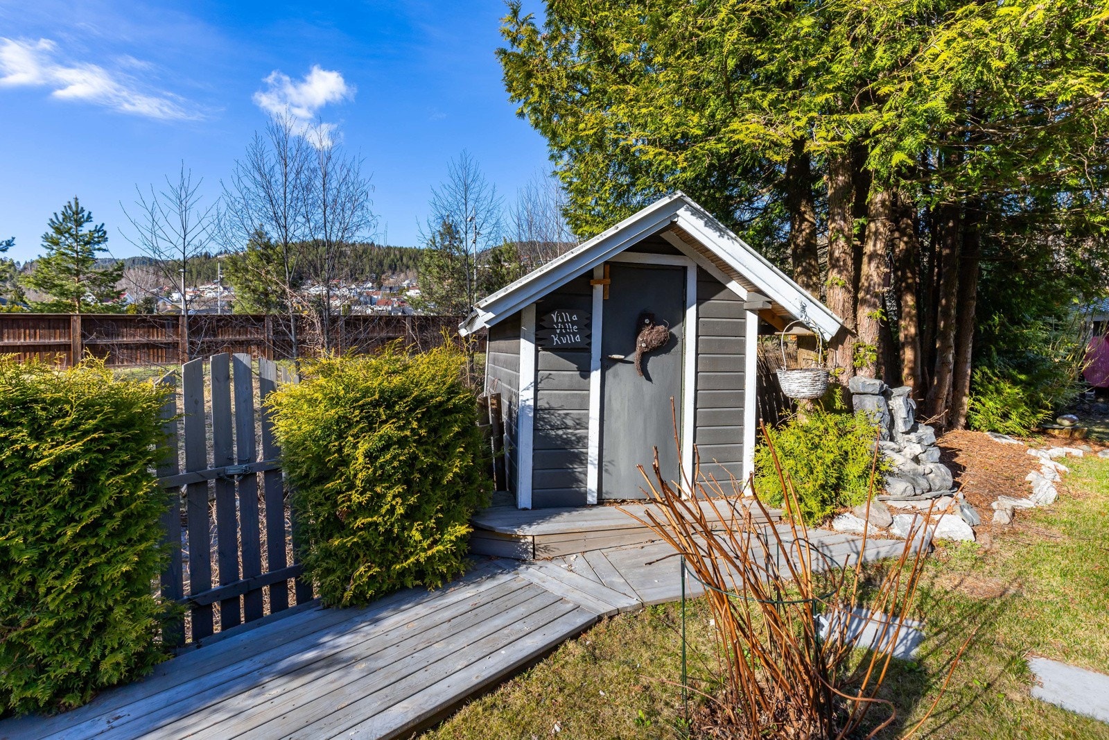 I hagen er det også en liten bod/dukkehus. Galleribilde