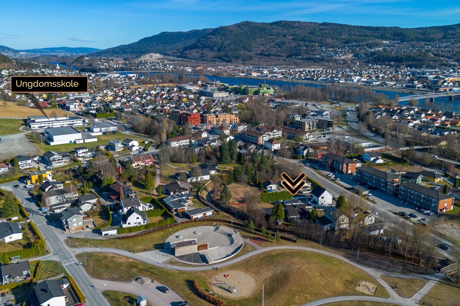 Fra eiendommen er det gangavstand til Krokstad barneskole og Eknes ungdomsskole. Galleribilde