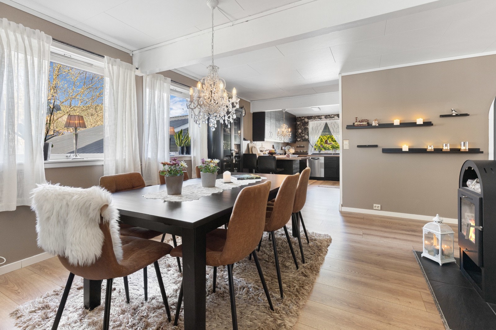 Stuen, spisestuen og kjøkkenet ligger i åpen løsning, og sammen danner de et innbydende, vinklet allrom som dekker store deler av første etasje. Galleribilde