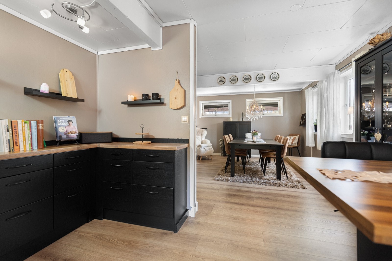 Videre er kjøkkenet utstyrt med integrerte hvitevarer som kjøleskap, mikrobølgeovn, stekeovn og koketopp, samt ventilator, benkestikk og opplegg for oppvaskmaskin. Galleribilde