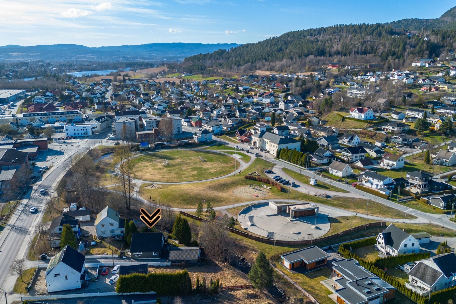 Boligen ligger i nær tilknytning til en stor gresslette. Galleribilde