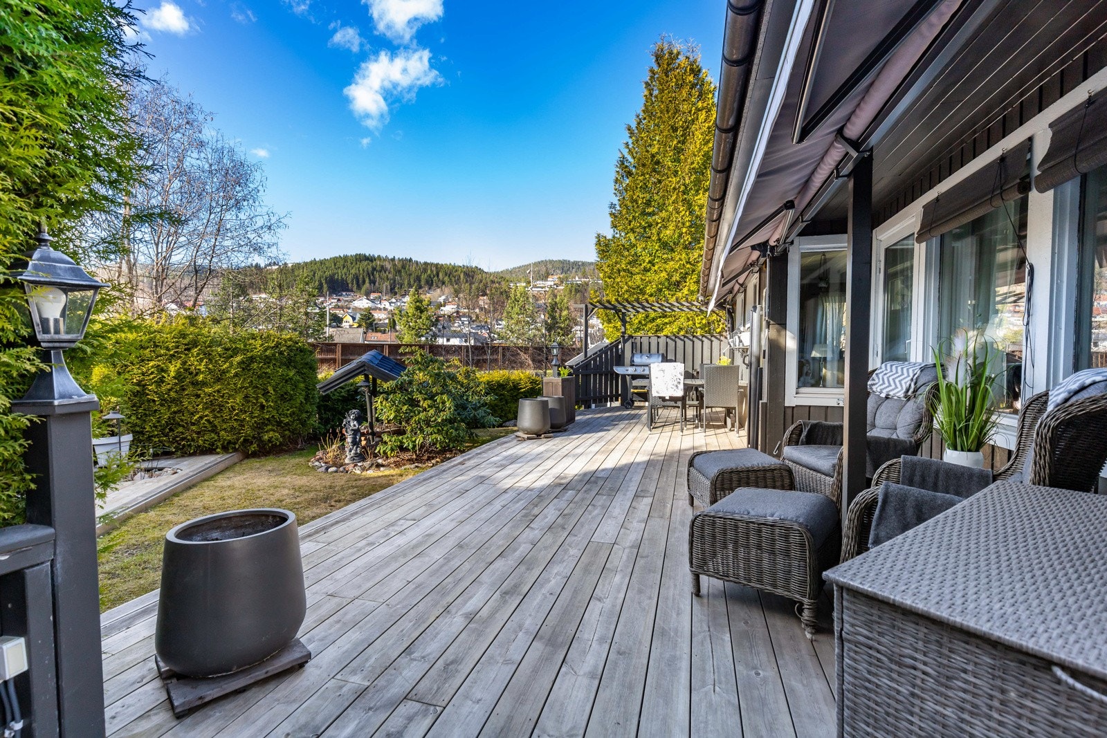 Fra stuen er det utgang til en vestvendt terrasse på nesten 80 kvm. Galleribilde