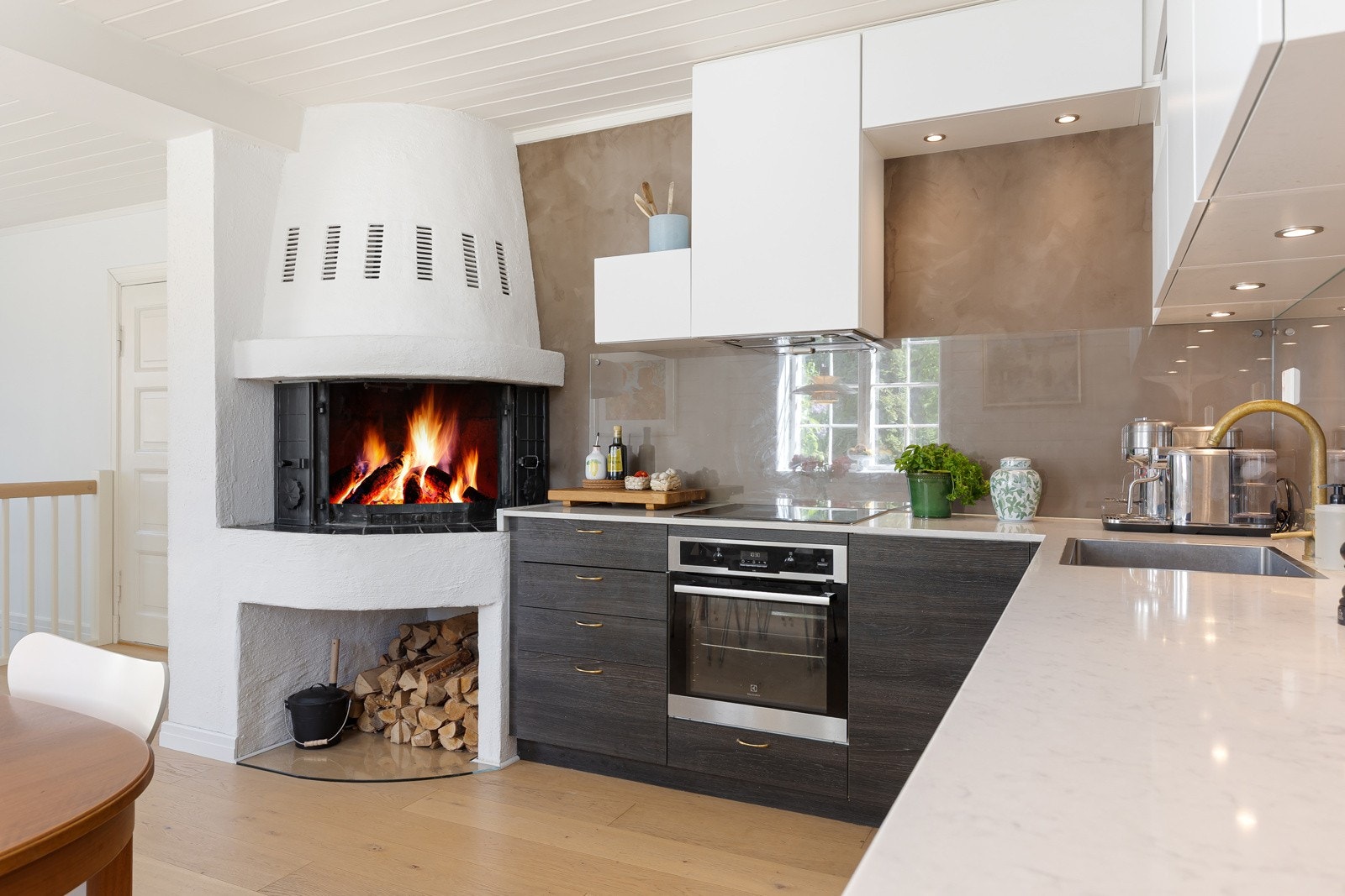 Kjøkkenet er utstyrt med stekeovn, platetopp, kjøleskuff og oppvaskmaskin Galleribilde