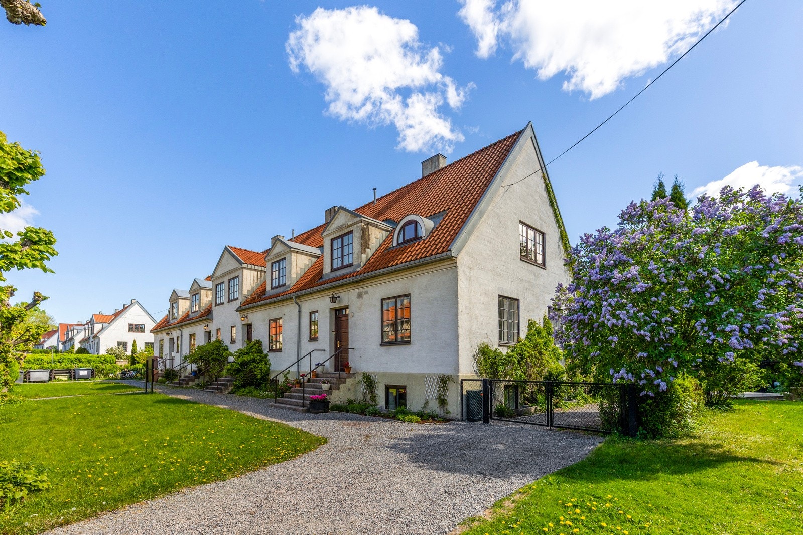 Hoffsbyen Hageby ligger i et meget idyllisk og trafikkstille område, i en skjermet grønn ''oase'' med flotte grøntarealer Galleribilde